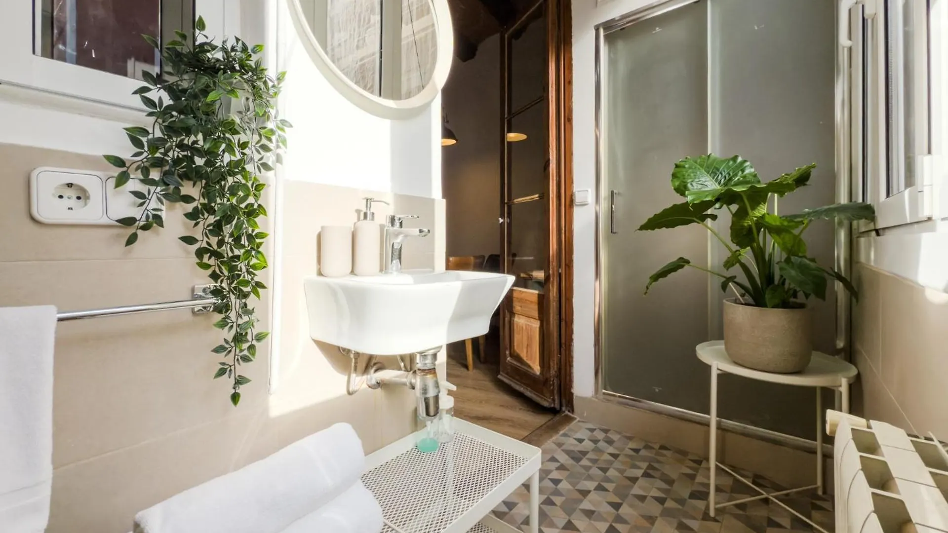 Magalhaes - Trad Flat In Poble Sec, Near Ramblas Barcellona