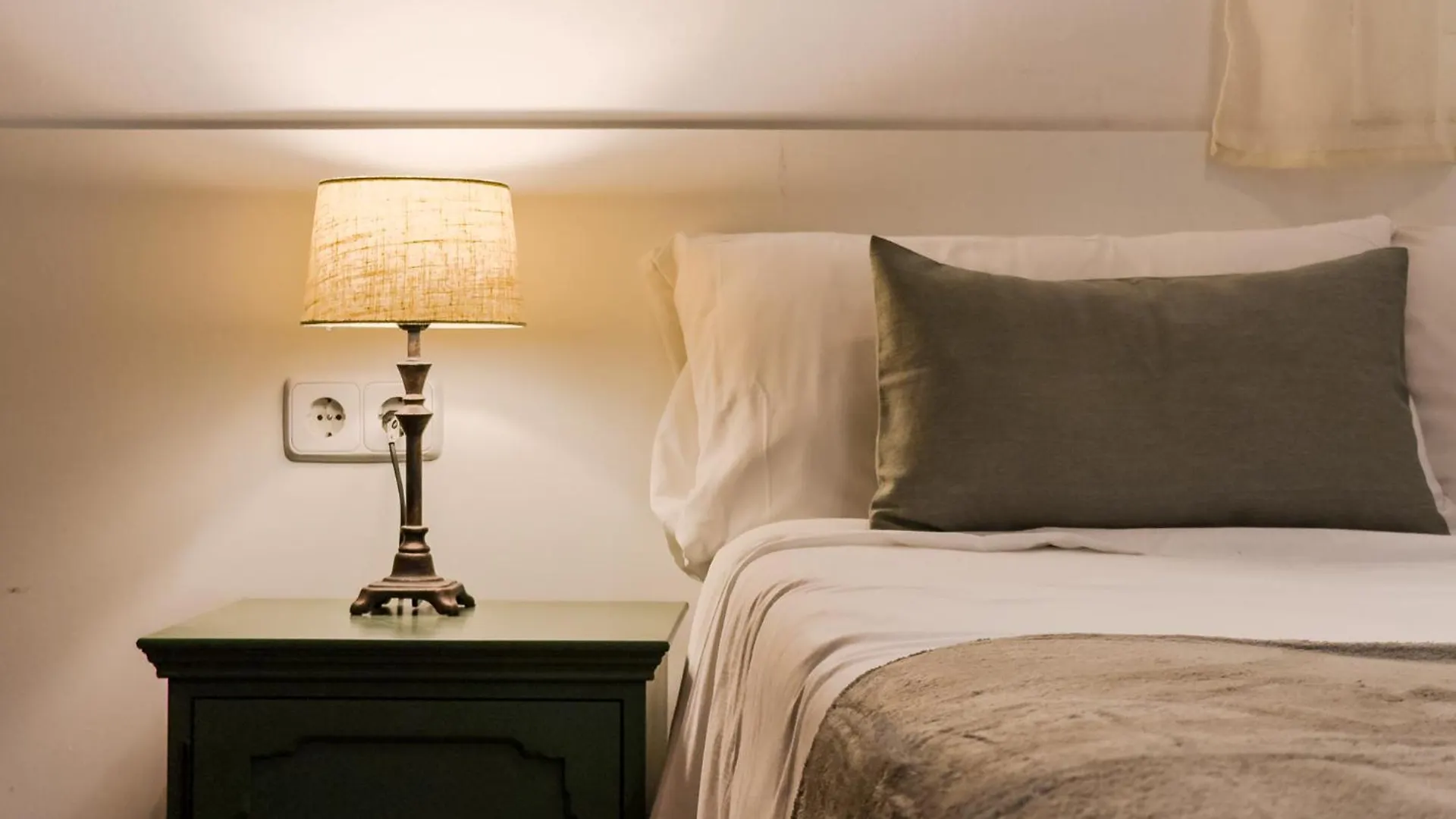 Magalhaes - Trad Flat In Poble Sec, Near Ramblas Barcellona
