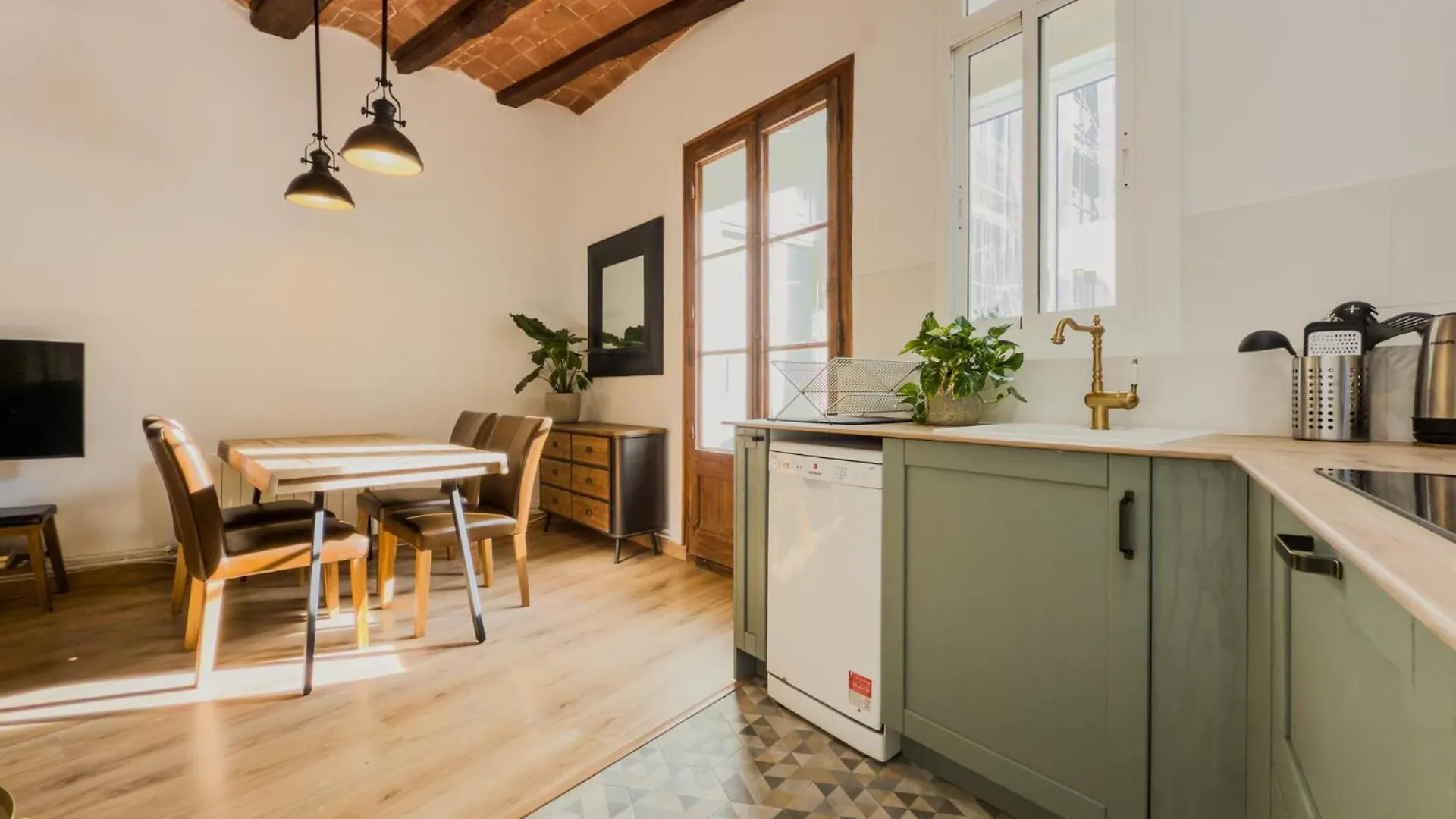 Magalhaes - Trad Flat In Poble Sec, Near Ramblas Barcelona Spain