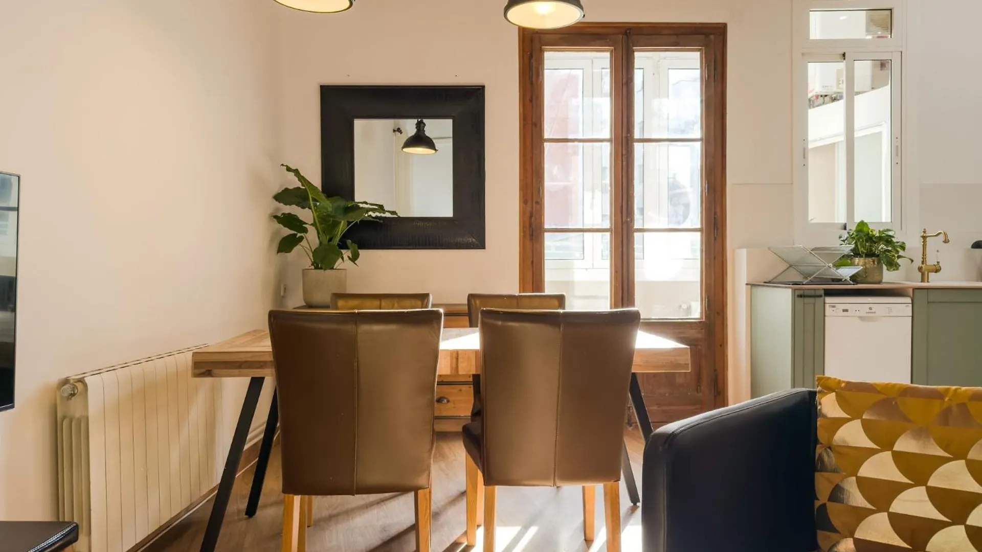 Magalhaes - Trad Flat In Poble Sec, Near Ramblas Barcelona Spain