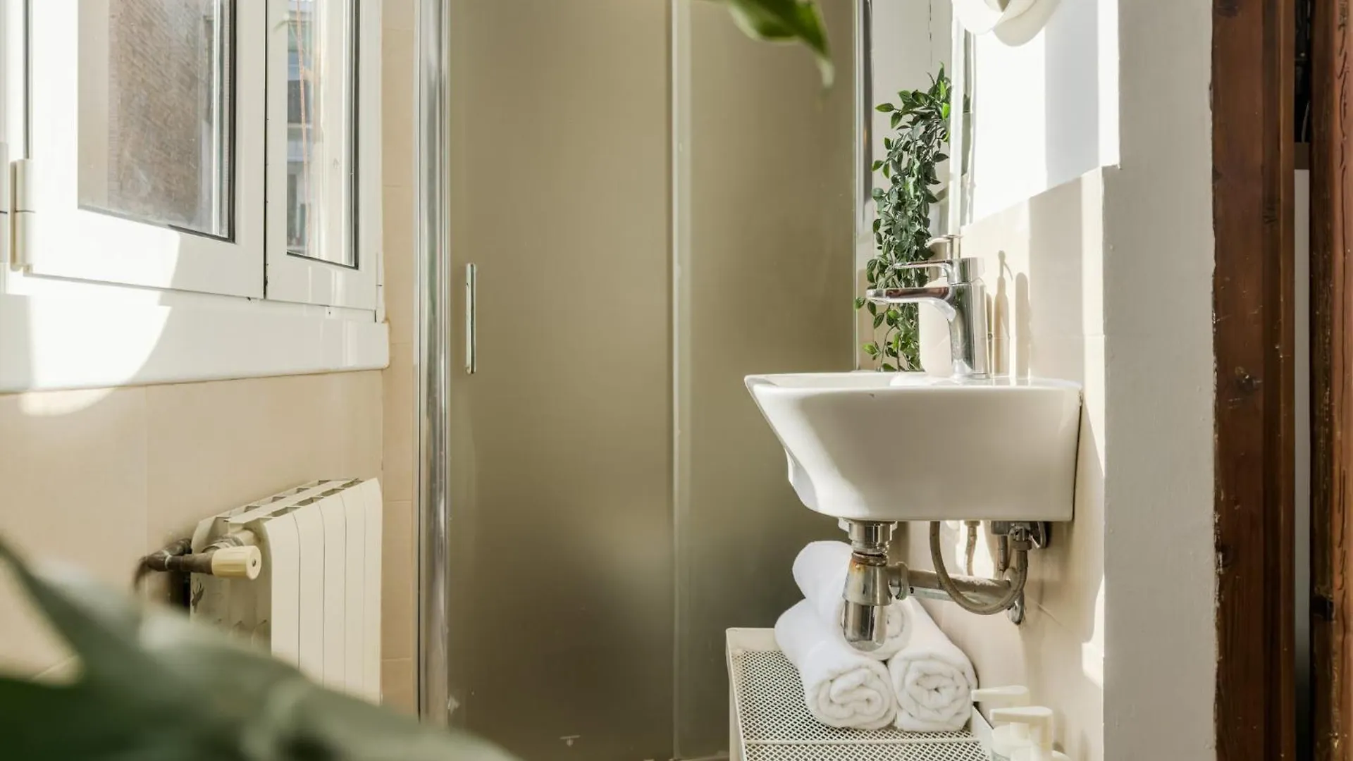 Magalhaes - Trad Flat In Poble Sec, Near Ramblas Barcelona Apartment